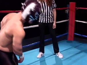 Бойкий карлик боксер ебет красавицу на ринге