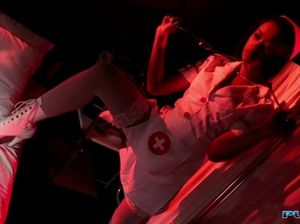 Мулаточка в униформе медсестры дрочит киску