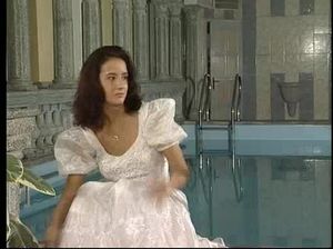Жених трахает русскую невесту у большого бассейна