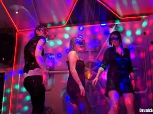 Распутные девушки в масках отрываются на вечеринке в клубе