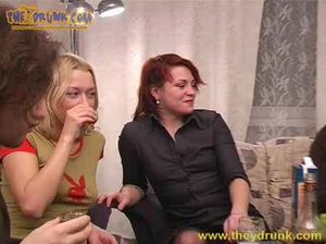 Пьяные русские бабы как прошмандовки жахаются с собутыльниками на квартирной вечеринке