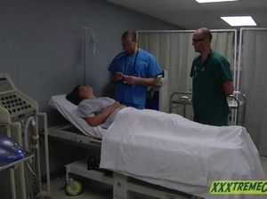 Два доктора выебали пациентку в больнице
