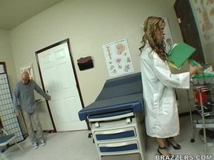 Лысый пациент трахает роскошную медсестру с большими сиськами