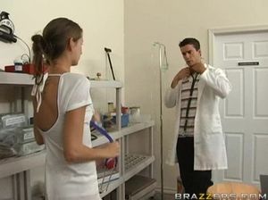 Секс с медсестрой с большими сиськами в ее кабинете