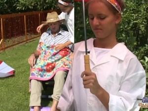Старикашка смачно жарит молодую медсестру на улице