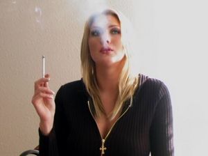 Курящая сука мастурбирует вибратором