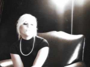 Курящая девка сосет упругий ствол