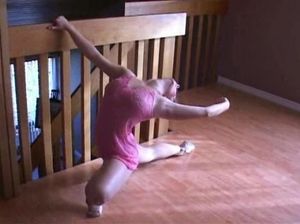 Русский жеребец присунул гимнастке на лестничной клетке