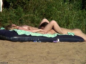 Парень с длинной косой жарит подругу на нудистском пляже