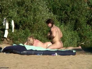 Парень с длинной косой жарит подругу на нудистском пляже