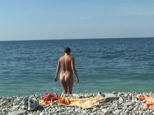 За голыми девками и мужиками подглядывают на пляже
