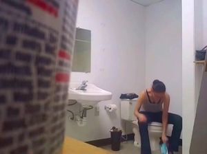 Скрытая камера в туалете снимает ссущую девку