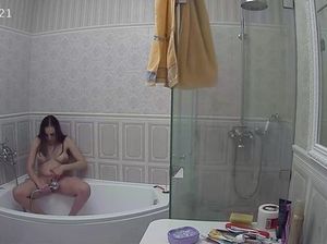 Скрытая камера снимает мастурбацию девушки в душе